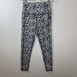 Zyia Active Snow Leopard Leggings Women’s‎ 6-8 Black White High Rise Stretch Gym